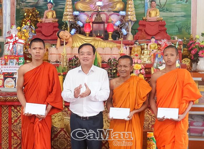 Đồng chí Huỳnh Quốc Việt, Phó Bí thư Tỉnh uỷ Cà Mau tặng quà đến Thượng toạ Phạm Minh Thắng, Trụ trì chùa Tam Hiệp (thứ hai từ phải sang) và các nhà sư.