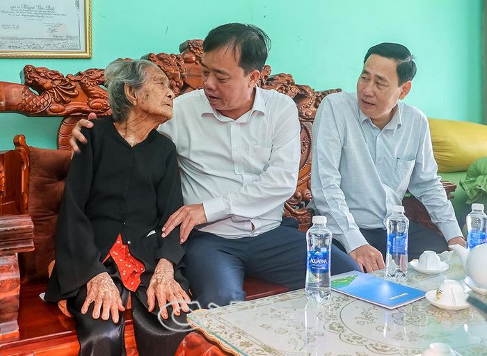 Đồng chí Huỳnh Quốc Việt, Phó Bí thư Tỉnh uỷ Cà Mau ân cần thăm hỏi Bà mẹ Việt Nam anh hùng Nguyễn Thị Chữ, 96 tuổi, ngụ Ấp 5, xã Khánh Bình.