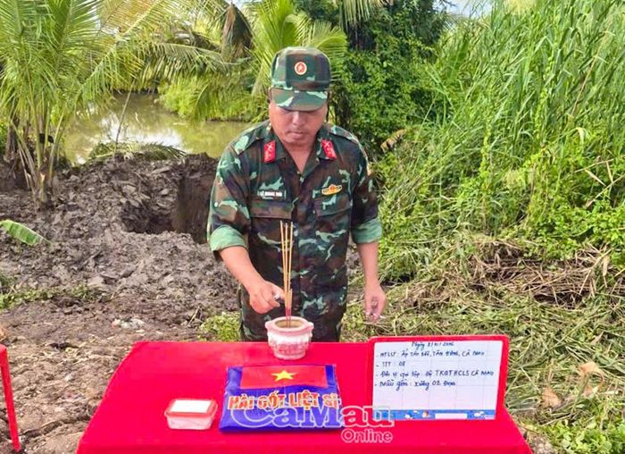 Trung tá Lê Quang Thái, Đội trưởng Đội Tìm kiếm, quy tập hài cốt liệt sĩ (lâm thời), Bộ Chỉ huy Quân sự tỉnh Cà Mau, thắp hương trước anh linh liệt sĩ.