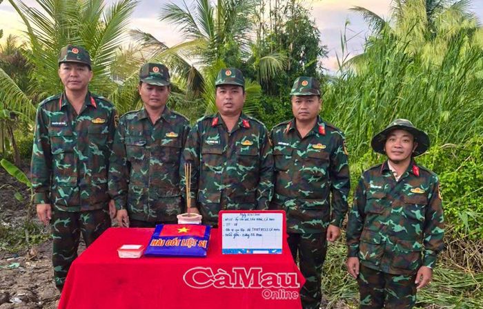 Sau hơn 1 ngày nỗ lực tìm kiếm, lực lượng chức năng cất bốc, quy tập được 1 hài cốt liệt sĩ tại khu vực nghĩa trang tạm Tân Bửu.