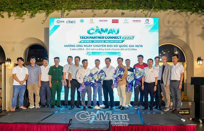 Các nhà tài trợ chụp ảnh lưu niệm cùng Ban Tổ chức chương trình.