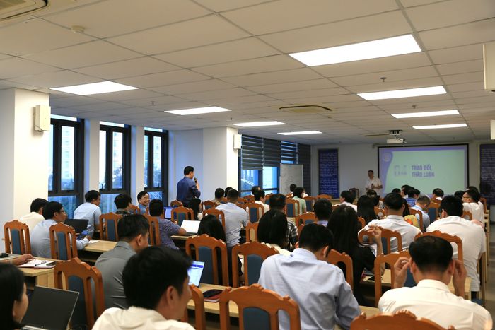 Cán bộ, công chức 02 đơn vị cùng tham gia thảo luận, trao đổi