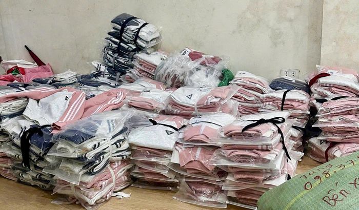 Toàn bộ số tang vật là 1.151 bộ quần áo có dấu hiệu giả mạo nhãn hiệu Adidas và hồ sơ vụ việc đã được Đội QLTT số 13 chuyển sang cơ quan Công an điều tra, xử lý. Ảnh: Quản lý thị trường Hà Nội 