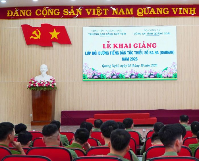 Trường Cao đẳng Kon Tum phối hợp với Công an tỉnh Quảng Ngãi tổ chức khai giảng lớp bồi dưỡng tiếng dân tộc thiểu số Ba Na (Bahnar), khóa IV năm 2026. Ảnh: THANH THANH