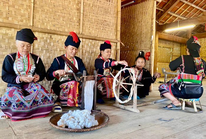 Già làng, trưởng bản và người có uy tín là chìa khóa nâng cao hiệu lực, hiệu quả quản lý nhà nước ngay từ địa bàn cơ sở. Ảnh Nguyễn Hưng