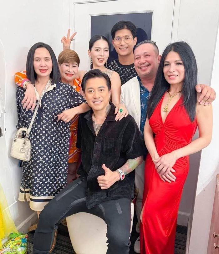 Bầu show Liên Phạm chụp cùng Tuấn Hưng, các nghệ sĩ và bạn bè.