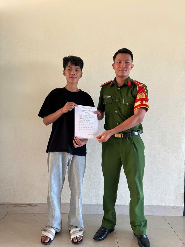 Nguyễn Hải Dương và  Lê Vũ Đức , tự nguyện viết đơn đăng ký thực hiện nghĩa vụ tham gia Công an nhân dân năm 2027. Ảnh: CACC. ↵