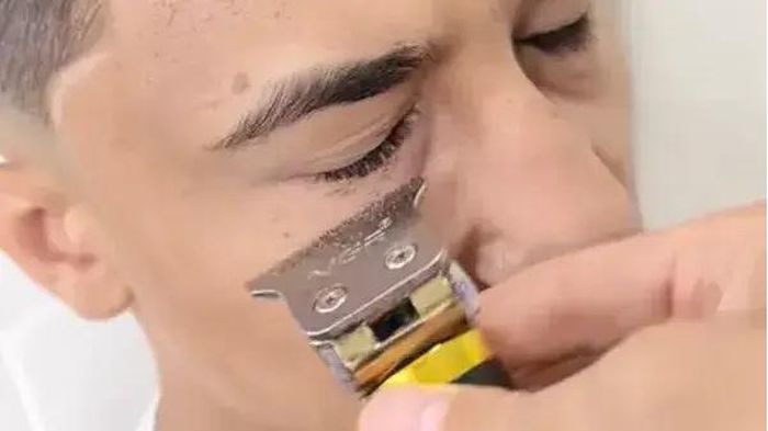 Nhiều nam giới tìm đến tiệm hớt tóc, spa để tỉa ngắn hàng mi với mong muốn trông nam tính hơn. Ảnh: Oddity Central