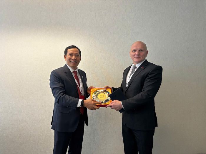Thứ trưởng Lê Văn Tuyến và Chủ tịch Ủy ban An ninh quốc gia Belarus Tertel Ivan Stanislavovich.