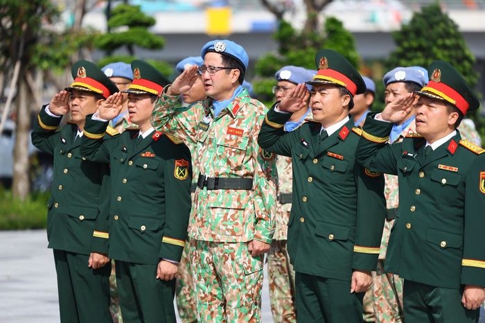 Các thành viên trong đoàn kính cẩn dâng hương tưởng nhớ Chủ tịch Hồ Chí Minh