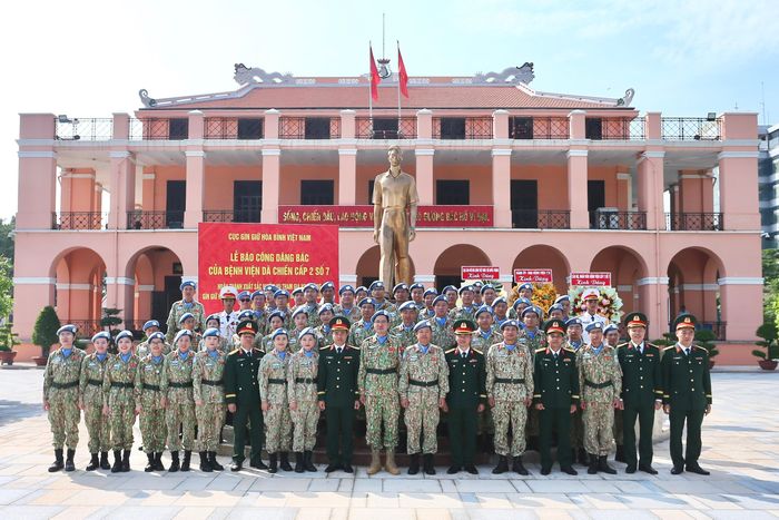 Đoàn chụp ảnh lưu niệm tại Bảo tàng Hồ Chí Minh