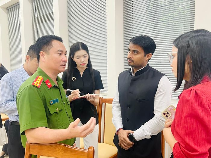 Đại tá Phạm Đình Ngọc trả lời các câu hỏi liên quan đến ma túy