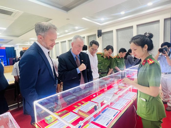 Đại diện các Tổng lãnh sự quán xem những mẫu vật ma túy được trưng bày tại hội nghị