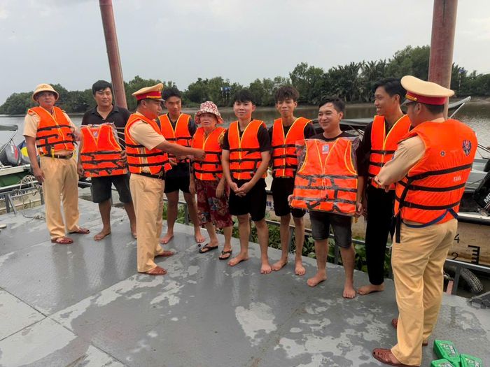 Cảnh sát đường thủy tặng áo phao cho người dân