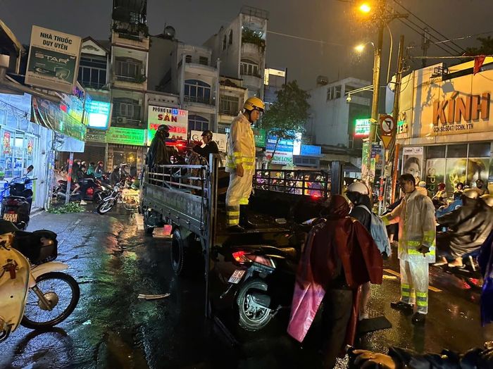 Lực lượng CSGT hỗ trợ người dân và phương tiện thoát khỏi các khu vực ngập nước