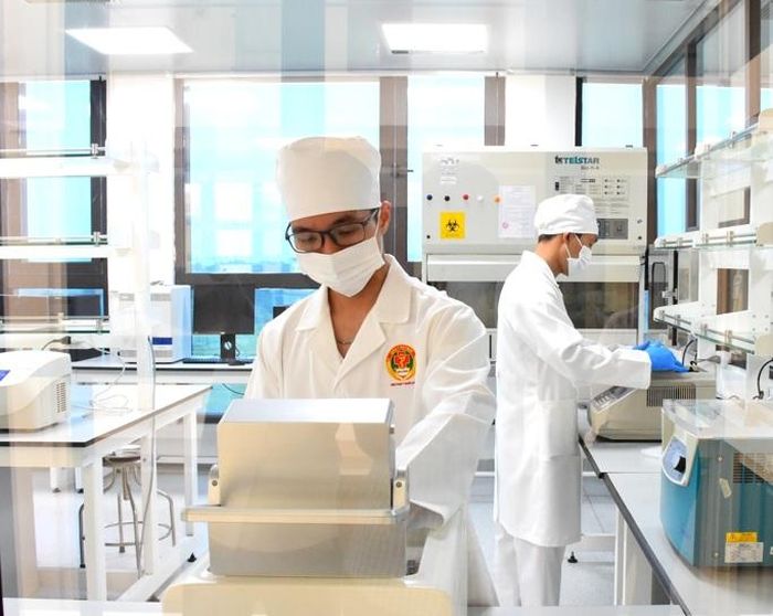 Kỹ thuật viên thực hiện phản ứng nhân gene