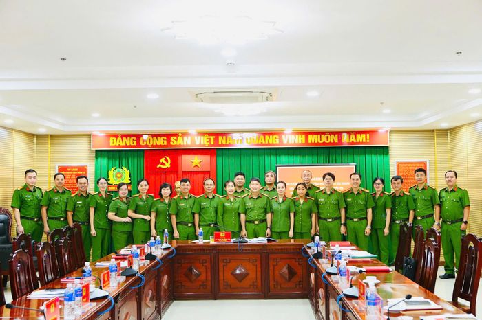 Các đại biểu chụp hình lưu niệm kết thúc toạ đàm. 