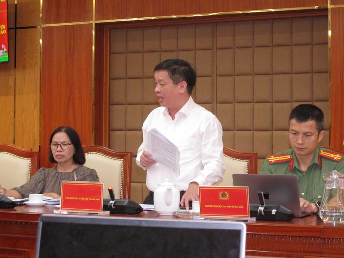 Đại biểu tham luận tại hội thảo