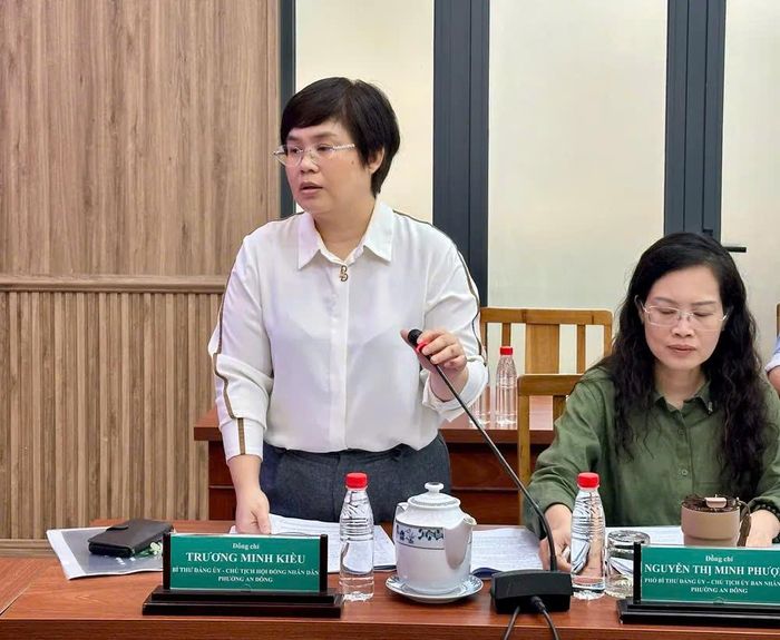 Lãnh đạo phường An Đông báo cáo với đoàn khảo sát