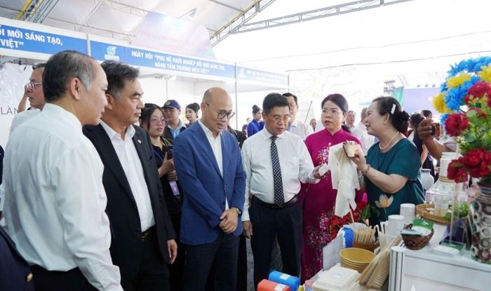 Các đại biểu tham quan các gian hàng
