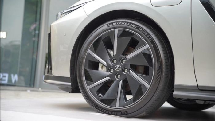 Lexus ES 2026 tại Việt Nam sử dụng hai hệ truyền động điện hóa. Ảnh: Lexus ES 2026.