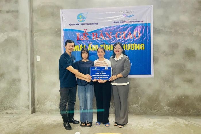 Đồng chí Dương Thị Thu Thủy - Phó Chủ tịch Ủy ban MTTQ Việt Nam thành phố Huế, Chủ tịch Hội LHPN thành phố trao hỗ trợ kinh phí cho hộ chị Phan Thị Ngọc Linh