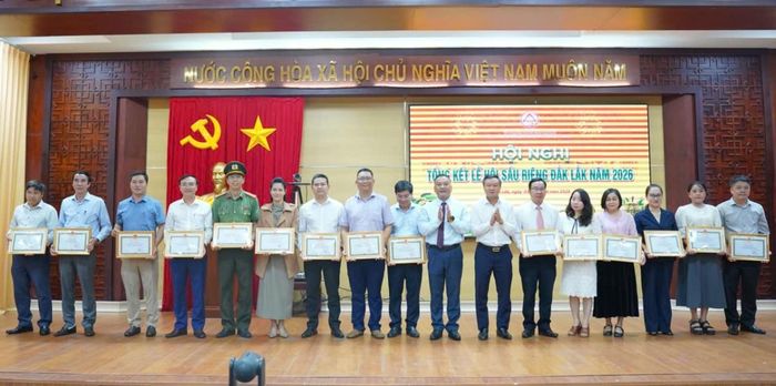  Lãnh đạo tỉnh trao Bằng khen cho các tập thể cá nhân có thành tích xuất sắc. 
