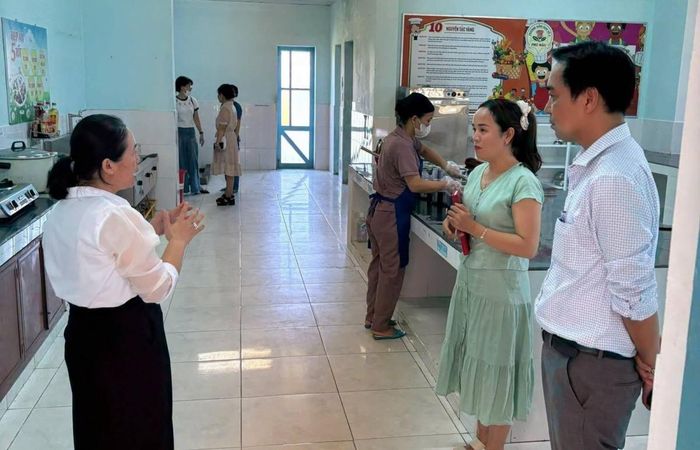 Ông Trần Quang Dũng, Phó Chủ tịch UBND phường kiểm tra an toàn thực phẩm tại một cơ sở giáo dục