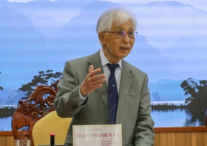  Giáo sư Trần Thanh Vân giới thiệu về sự kiện. 