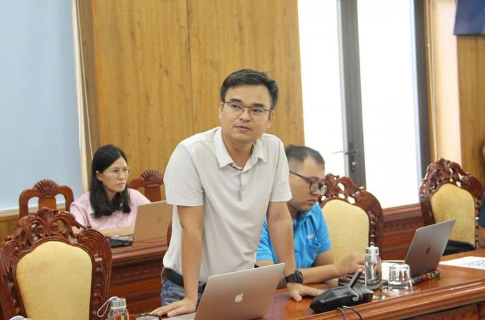  Các nhà báo đặt câu hỏi tại họp báo. 