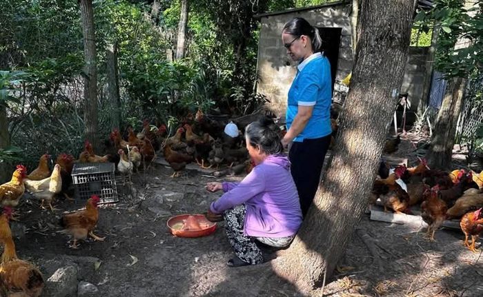 Cán bộ luôn đồng hành tạo điểm tựa cho bà con 