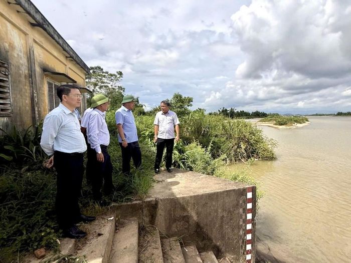 Phó Chủ tịch UBND tỉnh Dương Mah Tiệp kiểm tra hồ Núi Một.