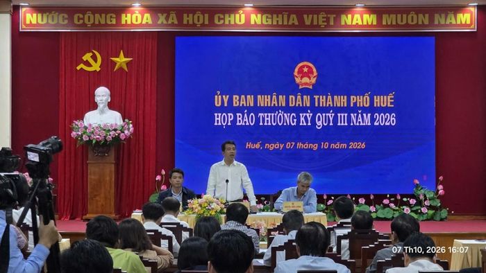 Ông Trần Hữu Thùy Giang, Phó Chủ tịch UBND Tp. Huế phát biểu tại phiên họp báo