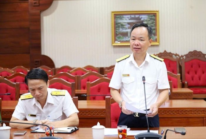  Ông Nguyễn Anh Tuấn Trưởng Thuế tỉnh Đắk Lắk báo cáo tại cuộc họp. 