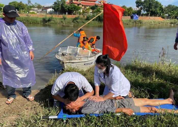  Lực lượng chức năng luyện tập cứu hộ, cứu nạn tại xã Hòa Mỹ. 