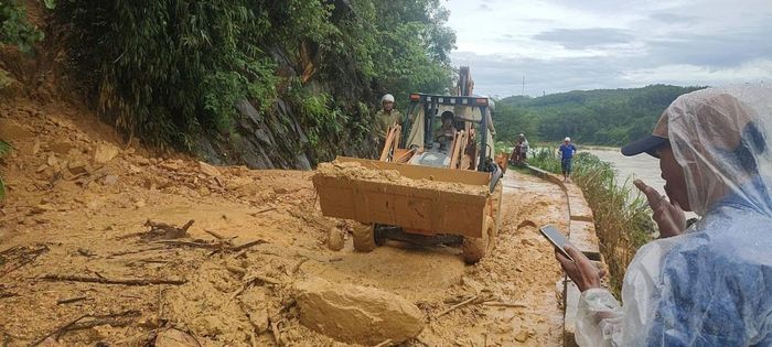 Mưa lớn kéo dài tại Huế làm gia tăng nguy cơ lũ quét, sạt lở, người dân cần chủ động phòng ngừa thiên tai để bảo đảm an toàn. Ảnh minh hoạ