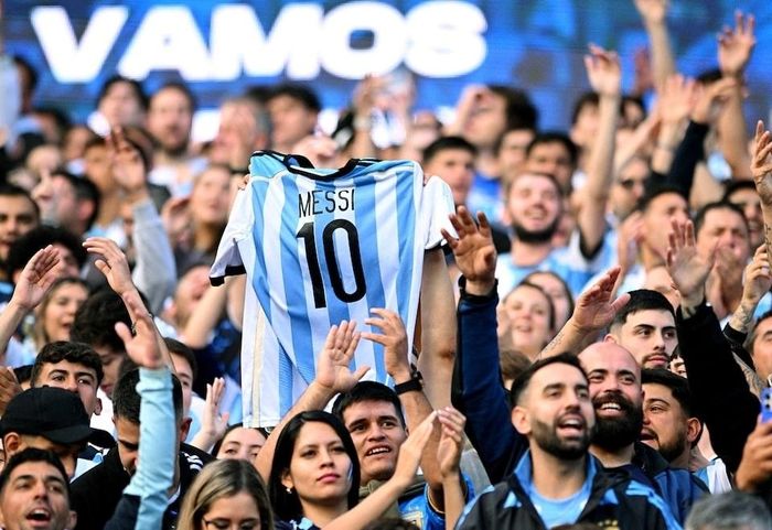Áo đấu của Messi mang về bộn tiền cho adidas và AFA - Ảnh: Reuters