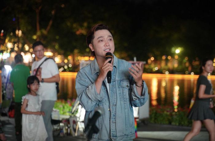 Yanbi thể hiện lại bản hit “Thu cuối” trên phố đi bộ.