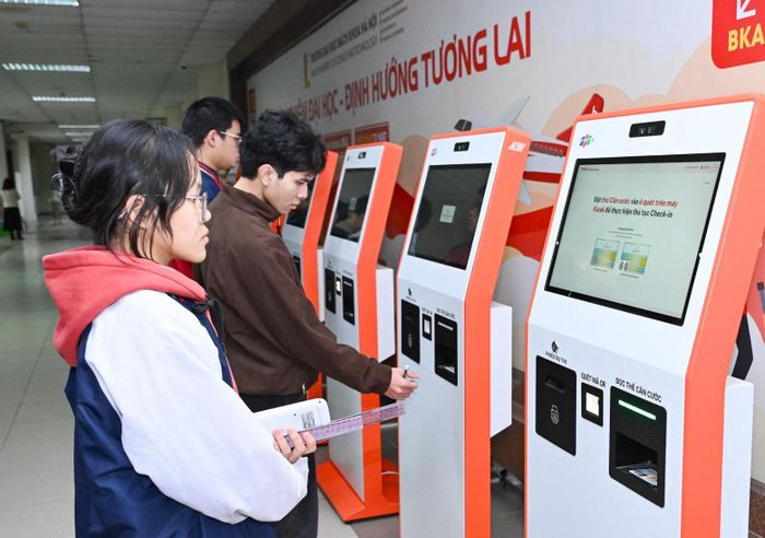 Thí sinh check-in trước khi dự thi Đánh giá tư duy TSA.