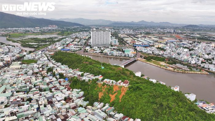Núi Một nằm độc lập giữa lòng đô thị Quy Nhơn, nép mình bên dòng sông Hà Thanh, dọc theo con đường Hoa Lư từ khu vực Cầu Đôi đến cầu Chữ Y. Và khu vực này có khu dân cư đã hình thành trên 25 năm.