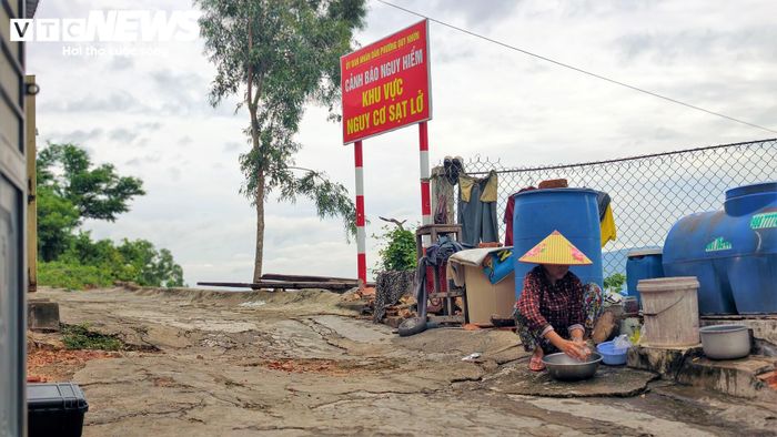 Theo ghi nhận, đa phần người dân sống quanh khu vực núi Một này là những gia đình lao động tự do, thu nhập bấp bênh nên dù biết hiểm nguy vẫn thấp thỏm bám trụ qua nhiều năm ở đây.