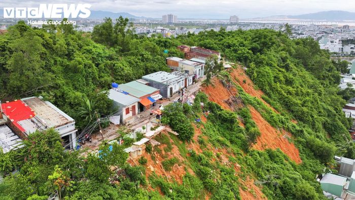 Những ngôi nhà xập xệ, nằm bám vào sườn núi dốc đứng thuộc tổ 19 có thể đổ sập bất cứ lúc nào xuống những căn nhà nhỏ thó, ken dầy thuộc tổ 20 dưới chân núi.