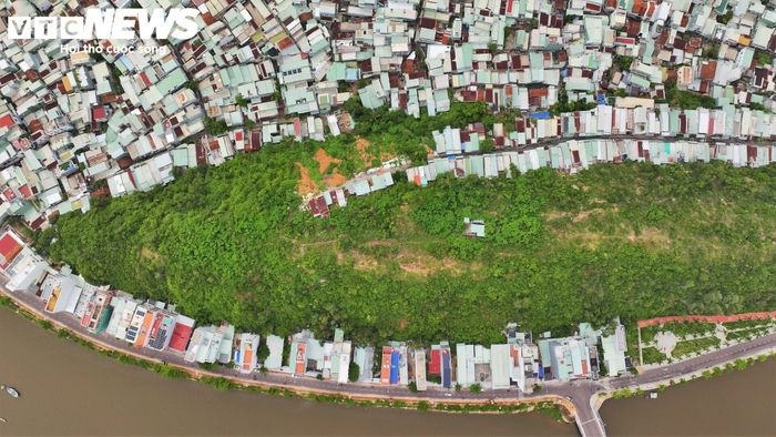 Sở Xây dựng, Sở Nông nghiệp và Môi trường, các cơ quan chuyên môn khác là những đơn vị trực tiếp hướng dẫn, hỗ trợ phường Quy Nhơn trong quá trình thực hiện, tập trung đánh giá chính xác về mặt kỹ thuật, địa chất, quy hoạch quỹ đất, hạ tầng giao thông và các điều kiện cần thiết để việc tái định cư vừa đạt tính khả thi, đúng quy định pháp luật.