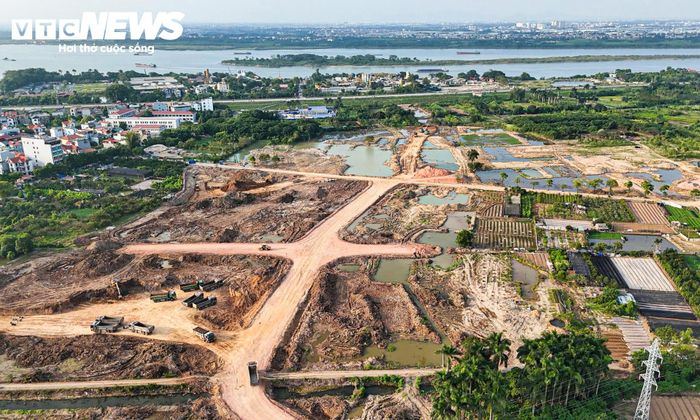 Nhà thầu cũng đang bổ sung thêm thiết bị, đồng thời xin cấp phép làn xanh để tăng khả năng vận chuyển, phục vụ yêu cầu về tiến độ. Khi điều kiện thời tiết thuận lợi, các đơn vị thi công tăng cường nhân lực, bố trí các đội làm việc theo phương án 3 ca, 4 kíp.