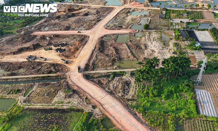 Ghi nhận đầu tháng 10, khu vực thực hiện dự án đã không còn vướng mặt bằng. Máy móc, thiết bị được đưa vào công trường, nhiều hạng mục được triển khai đồng thời. 