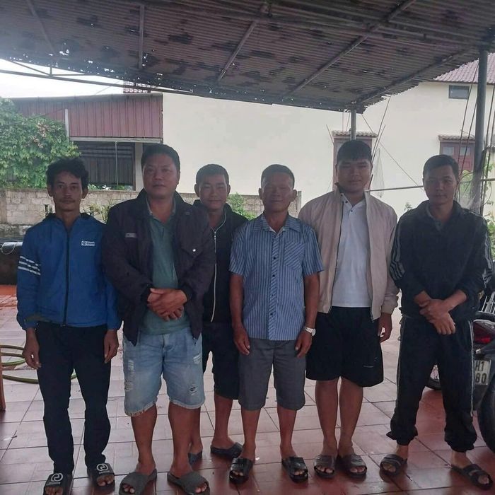 5 công nhân được anh Sơn ứng cứu kịp thời, đưa vào đất liền an toàn