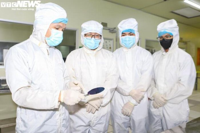 Các nhà khoa học lựa chọn phát triển linh kiện trên nền vật liệu oxit crom vô định hình (CrOₓ). (Ảnh: Ngọc Duy)