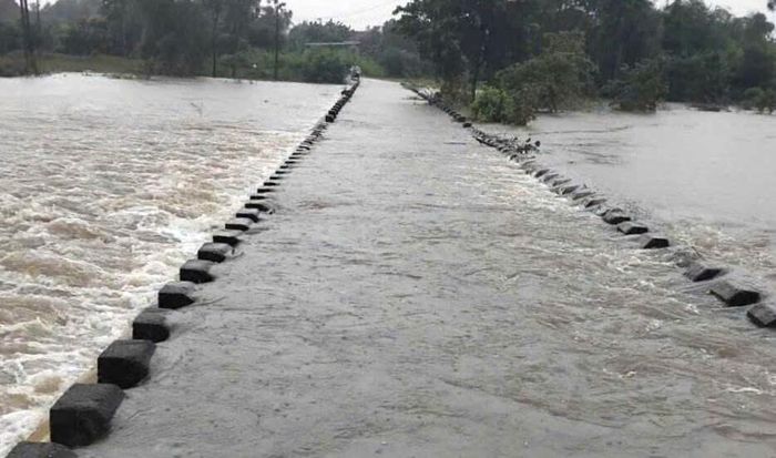 Mưa lớn kéo dài trong nhiều giờ qua cũng khiến mực nước tại khu vực cầu Rù Rì, xã Quế Sơn, dâng cao.