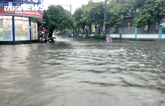 Mưa lớn kéo dài khiến một số tuyến đường như Hùng Vương, Huỳnh Thúc Kháng, Nguyễn Chí Thanh trên địa bàn các phường Tam Kỳ, Bàn Thạch, chìm trong biển nước, gây khó khăn cho phương tiện lưu thông. 