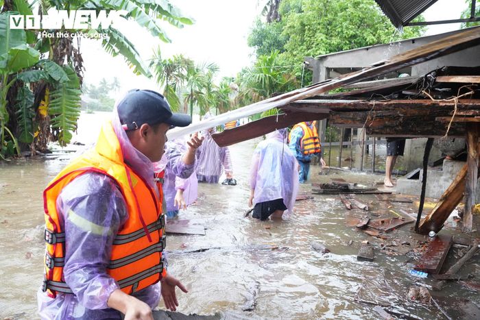Ngay khi nhận được thông tin, UBND xã Vạn Tường đã huy động Công an xã, lực lượng Quân sự phối hợp với Đội Cảnh sát Phòng cháy chữa cháy và Cứu nạn cứu hộ Khu vực 2 đến các điểm ngập sâu hỗ trợ người dân.